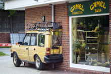 Land Rover Discovery (19891998) als Dekoration 1998 in Westerland/Sylt am Camel Shop