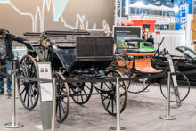li: Daimler Motorkutsche 1886 re: Benz Patent-Motorwagen (1886) - beides Nachbauten