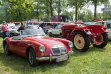 li: MG A re: Porsche Diesel Schlepper
