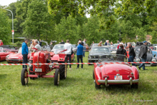 li: Porsche Diesel Schlepper re: MG A