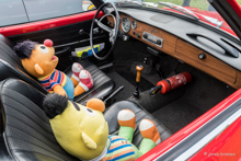 Ernie und Bert im VW Karmann-Ghia Typ 14