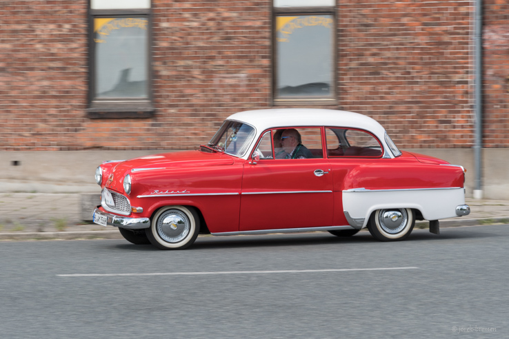 Rasant um die Ecke: Opel Olympia Rekord (1955-56) - für Galerie klicken