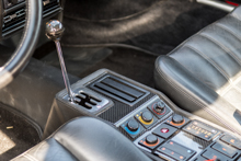 offene Schaltkulisse beim Ferrari 328 GTB (1985-89)